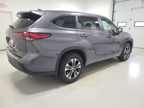 Used 2023 Toyota Highlander XLE AWD/4WD image 6