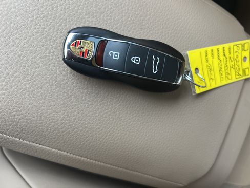 Used 2024 Porsche Macan AWD/4WD image 32