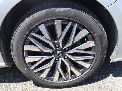 Used 2024 Nissan Altima 2.5 SV FWD image 14