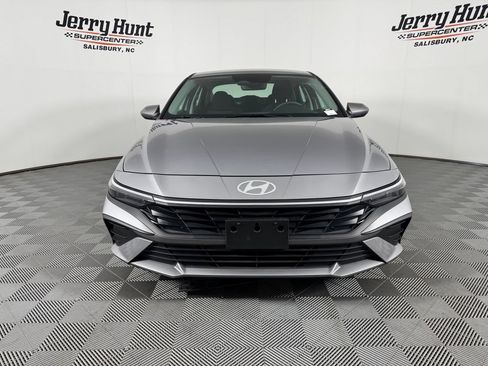 Used 2025 Hyundai Elantra SE FWD image 5