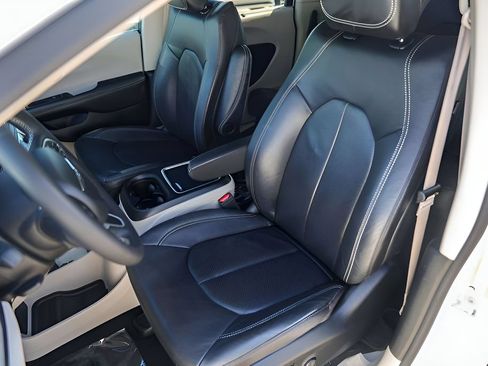 Used 2022 Chrysler Pacifica Touring-L AWD/4WD image 10