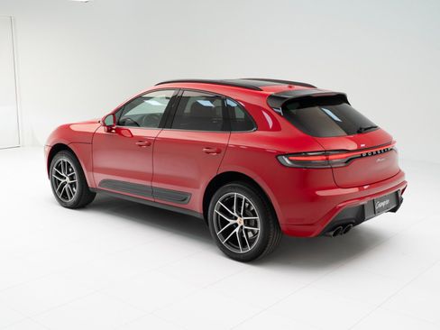 Certified 2025 Porsche Macan AWD/4WD image 3
