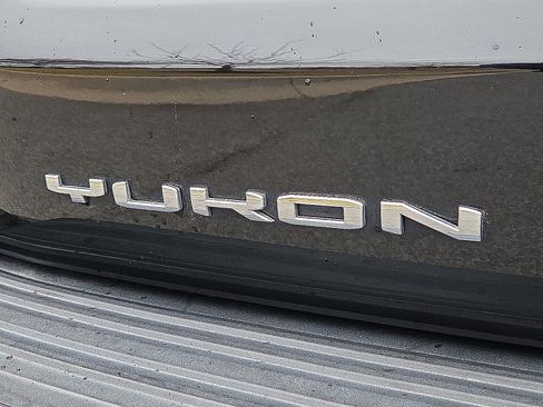 Used 2021 GMC Yukon XL Denali w/ Denali Premium Package image 9