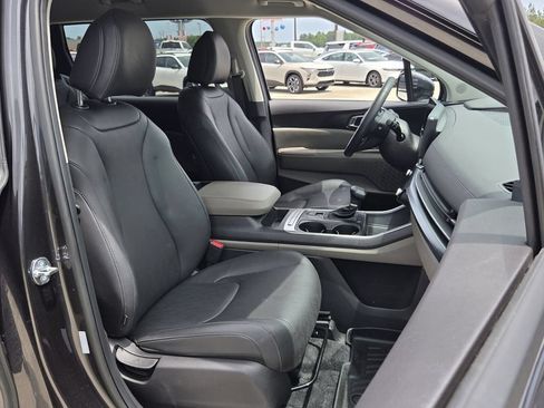 Used 2025 Kia Carnival FWD image 18