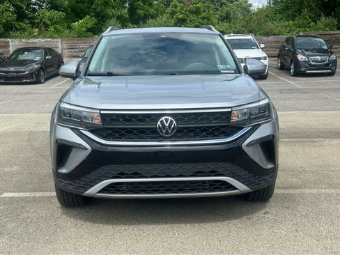 Used 2023 Volkswagen Taos SE w/ Panoramic Sunroof Package AWD/4WD image 2