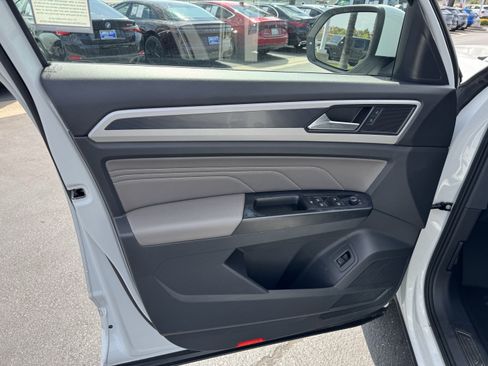Used 2021 Volkswagen Atlas Cross Sport SE w/ Panoramic Sunroof Package FWD image 11