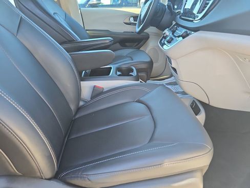 Used 2024 Chrysler Pacifica Touring-L FWD image 10