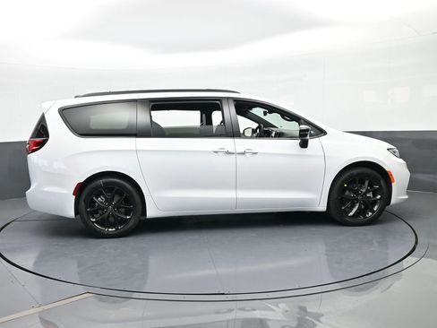 New 2026 Chrysler Pacifica Select image 7