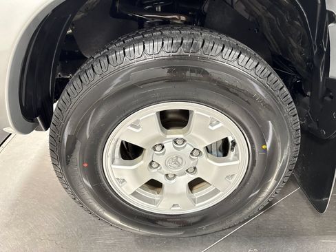 Used 2010 Toyota Tacoma PreRunner RWD image 2