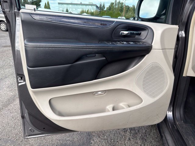 Used 2016 Chrysler Town & Country Touring FWD image 7