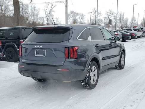 Used 2023 Kia Sorento LX image 4