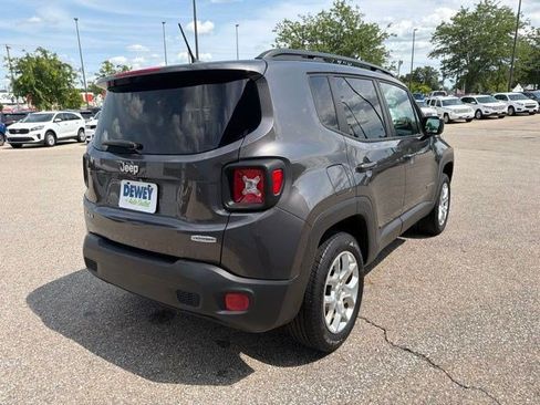Used 2017 Jeep Renegade Latitude w/ Popular Equipment Group AWD/4WD image 5