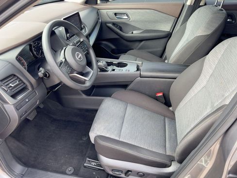 Used 2023 Nissan Rogue SV image 5