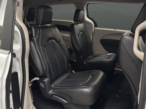 Used 2023 Chrysler Pacifica Touring-L FWD image 23