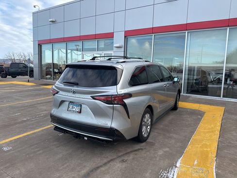 Used 2024 Toyota Sienna Platinum image 11