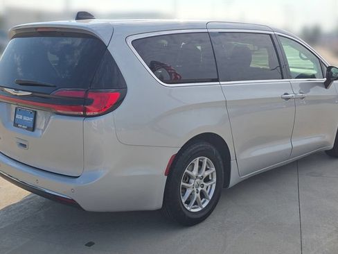 Certified 2024 Chrysler Pacifica Touring-L FWD image 6