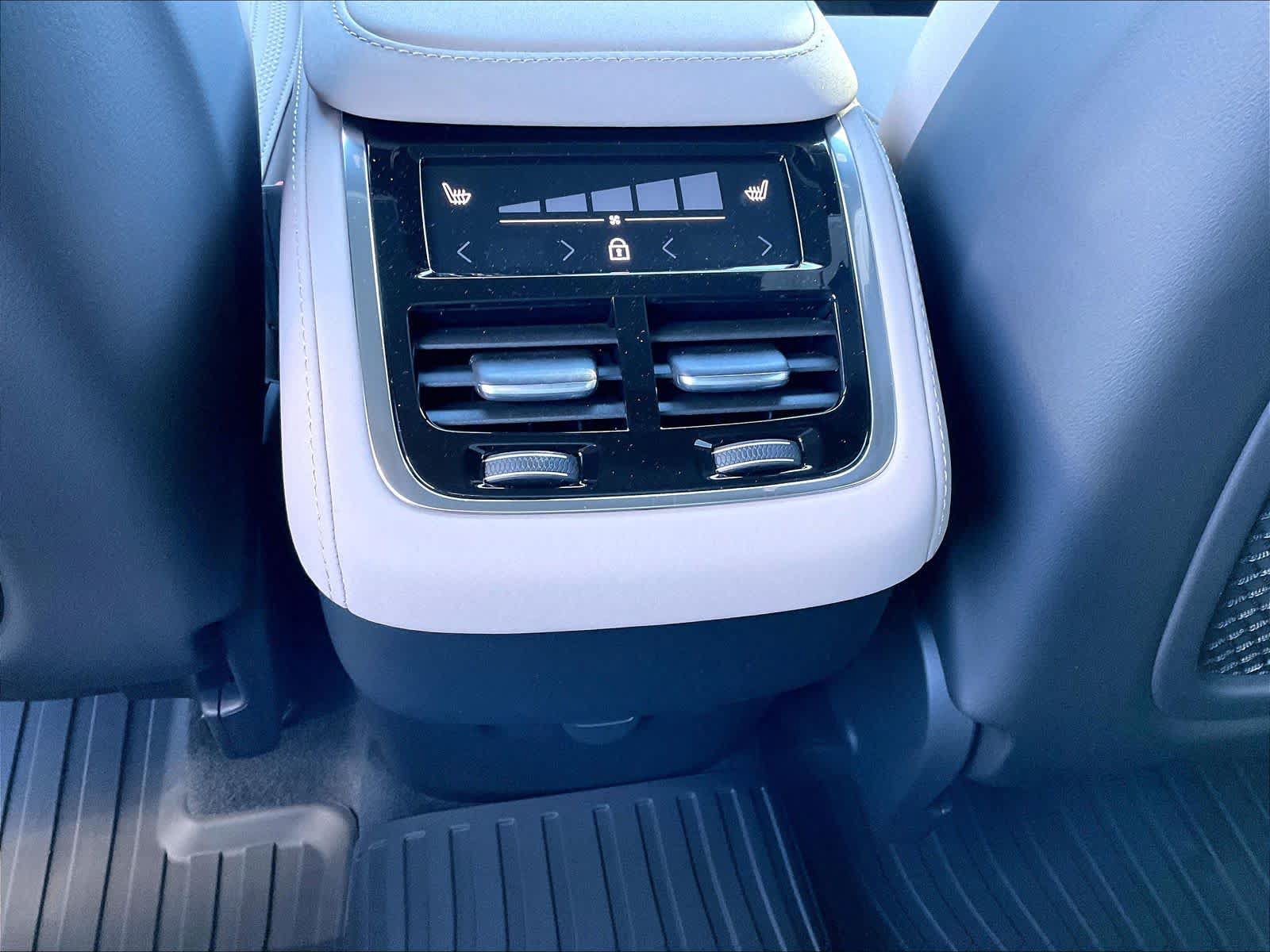 New 2027 Volvo XC90 B6 Plus AWD/4WD image 16