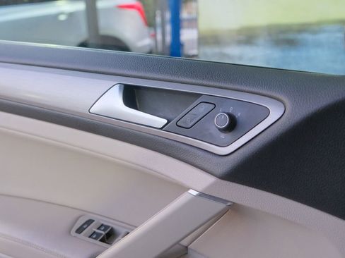 Used 2017 Volkswagen Golf SE image 11