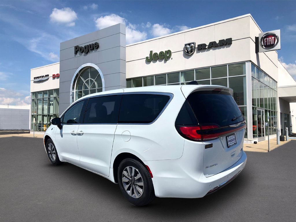 Used 2023 Chrysler Pacifica Touring-L FWD image 5