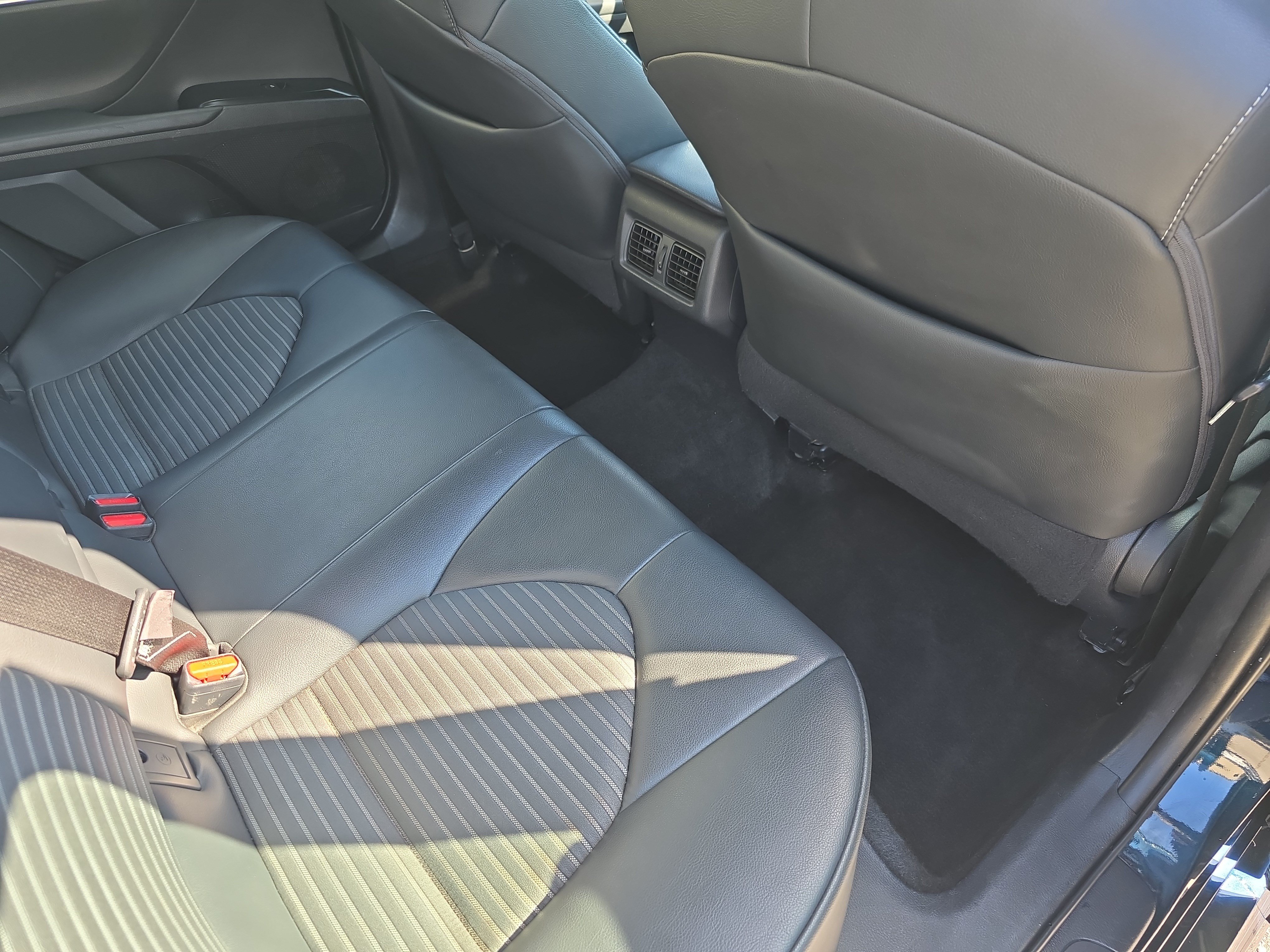 Used 2018 Toyota Camry SE w/ Audio Package FWD image 11