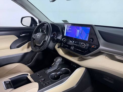 Used 2024 Toyota Highlander XLE FWD image 28