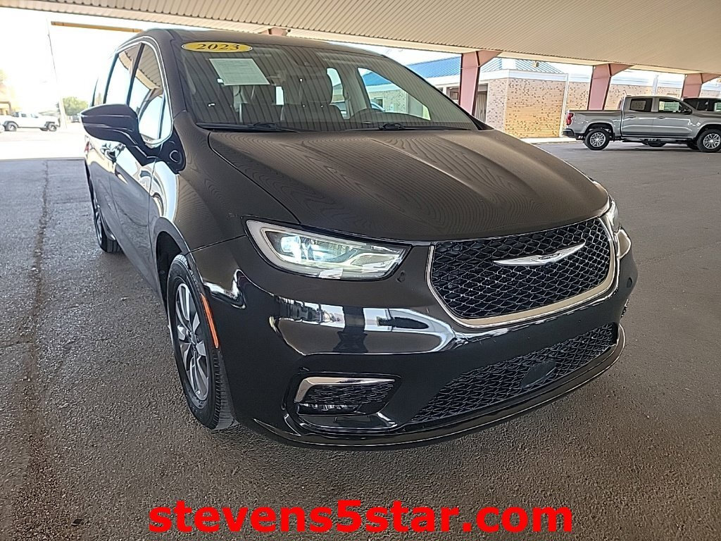 Used 2023 Chrysler Pacifica Touring-L FWD image 5