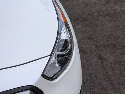 Used 2019 Kia Niro EX image 16