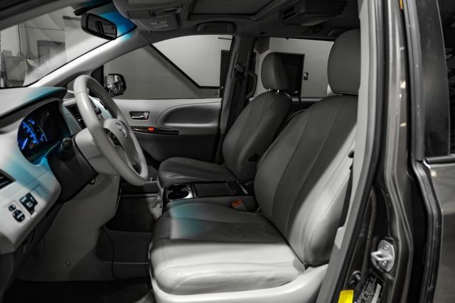 Used 2012 Toyota Sienna XLE FWD image 34