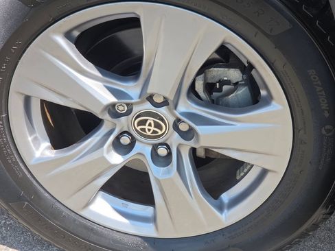Used 2022 Toyota RAV4 XLE w/ Convenience Package FWD image 17