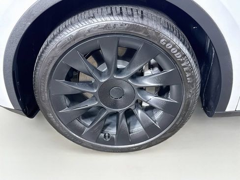 Used 2023 Tesla Model Y Long Range AWD/4WD image 38