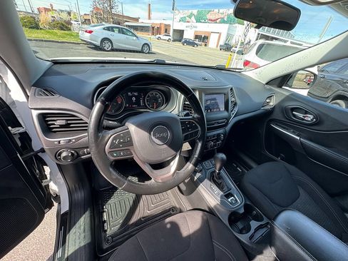 Used 2020 Jeep Cherokee Latitude w/ Cold Weather Group image 11