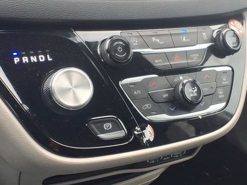 Used 2024 Chrysler Pacifica Touring-L image 12