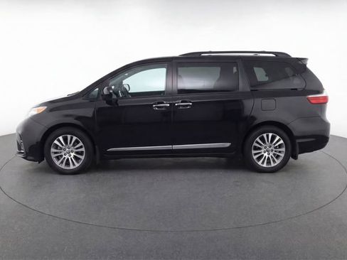 Used 2019 Toyota Sienna XLE w/ XLE Navigation Package FWD image 4