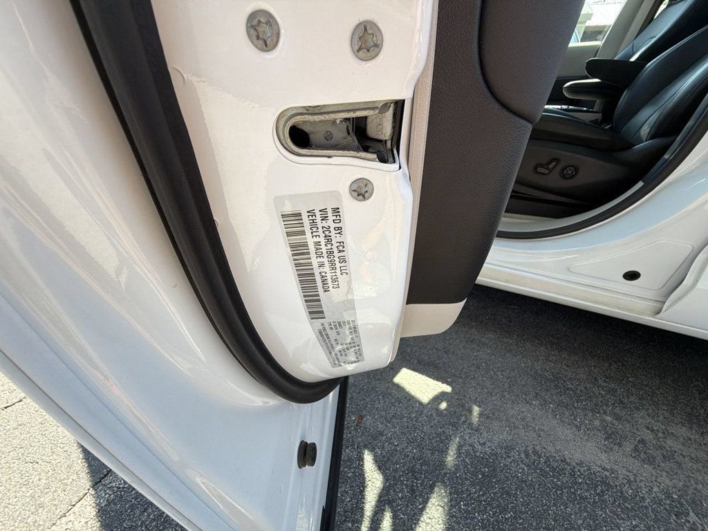 Used 2024 Chrysler Pacifica Touring-L FWD image 24