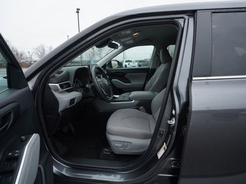 Used 2024 Toyota Highlander LE image 12