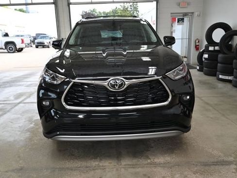 New 2026 Toyota Highlander Platinum AWD/4WD image 2