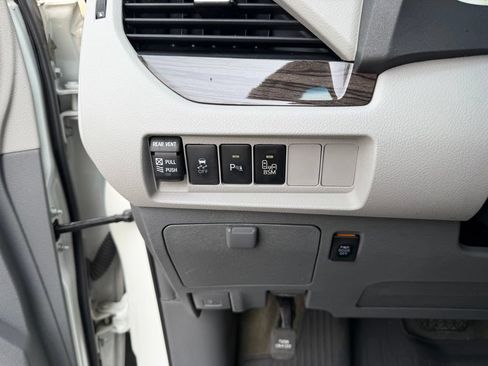 Used 2015 Toyota Sienna XLE w/ XLE Navigation Package FWD image 16