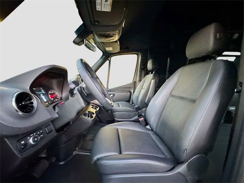 Used 2025 Mercedes-Benz Sprinter 2500 image 21
