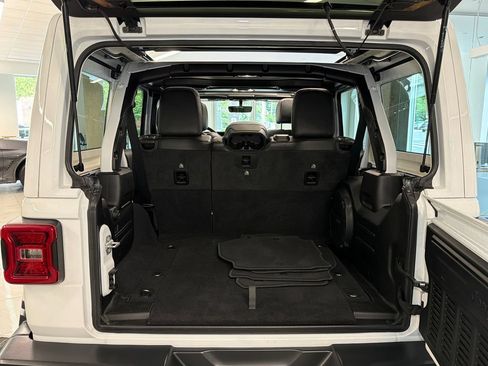 Used 2020 Jeep Wrangler Unlimited Sahara AWD/4WD image 12