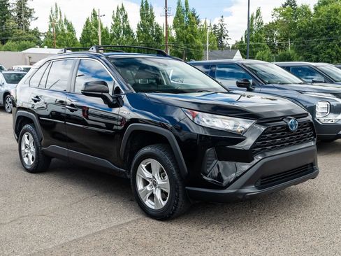 Used 2021 Toyota RAV4 LE AWD/4WD image 1