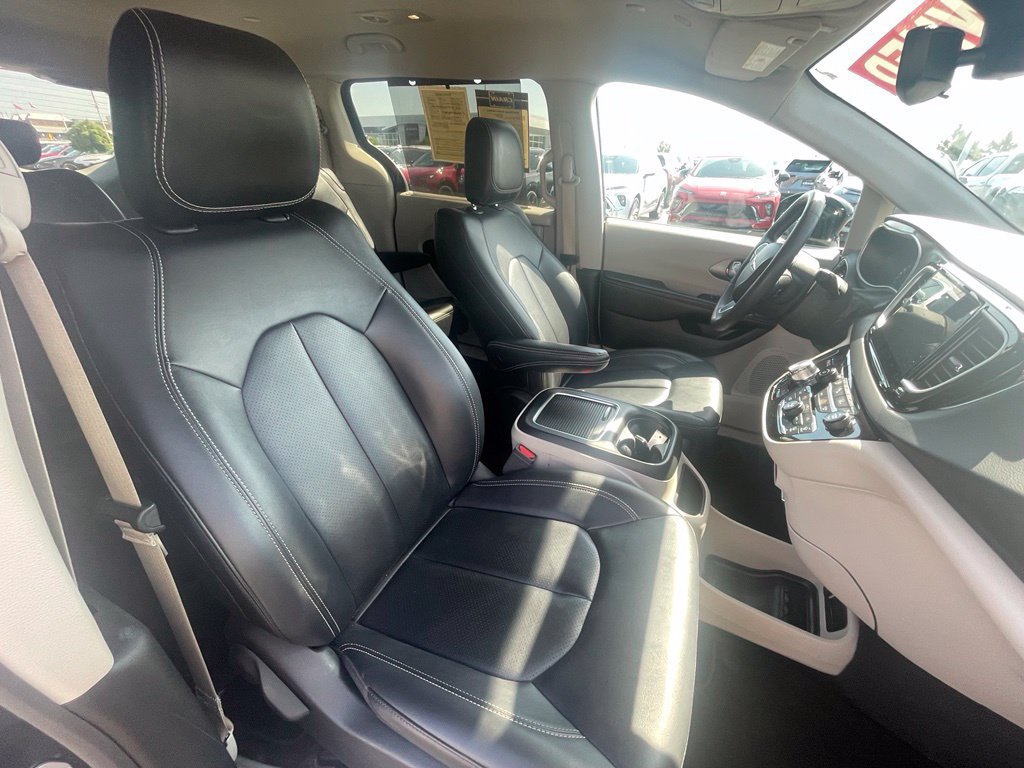 Used 2024 Chrysler Pacifica Touring-L FWD image 30