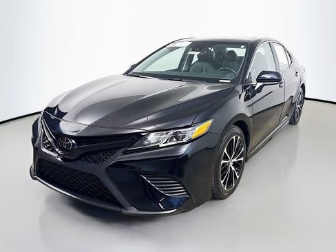 Certified 2019 Toyota Camry SE image 3