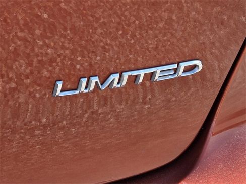 Used 2018 Chrysler Pacifica Limited w/ Tire & Wheel Group image 39