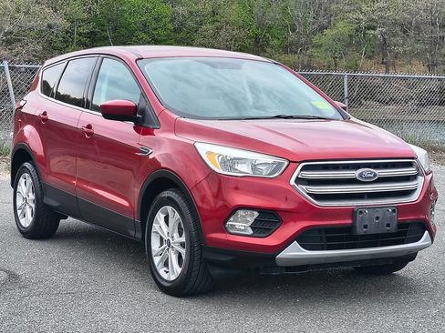 Used 2017 Ford Escape SE w/ SE Cold Weather Package AWD/4WD image 1