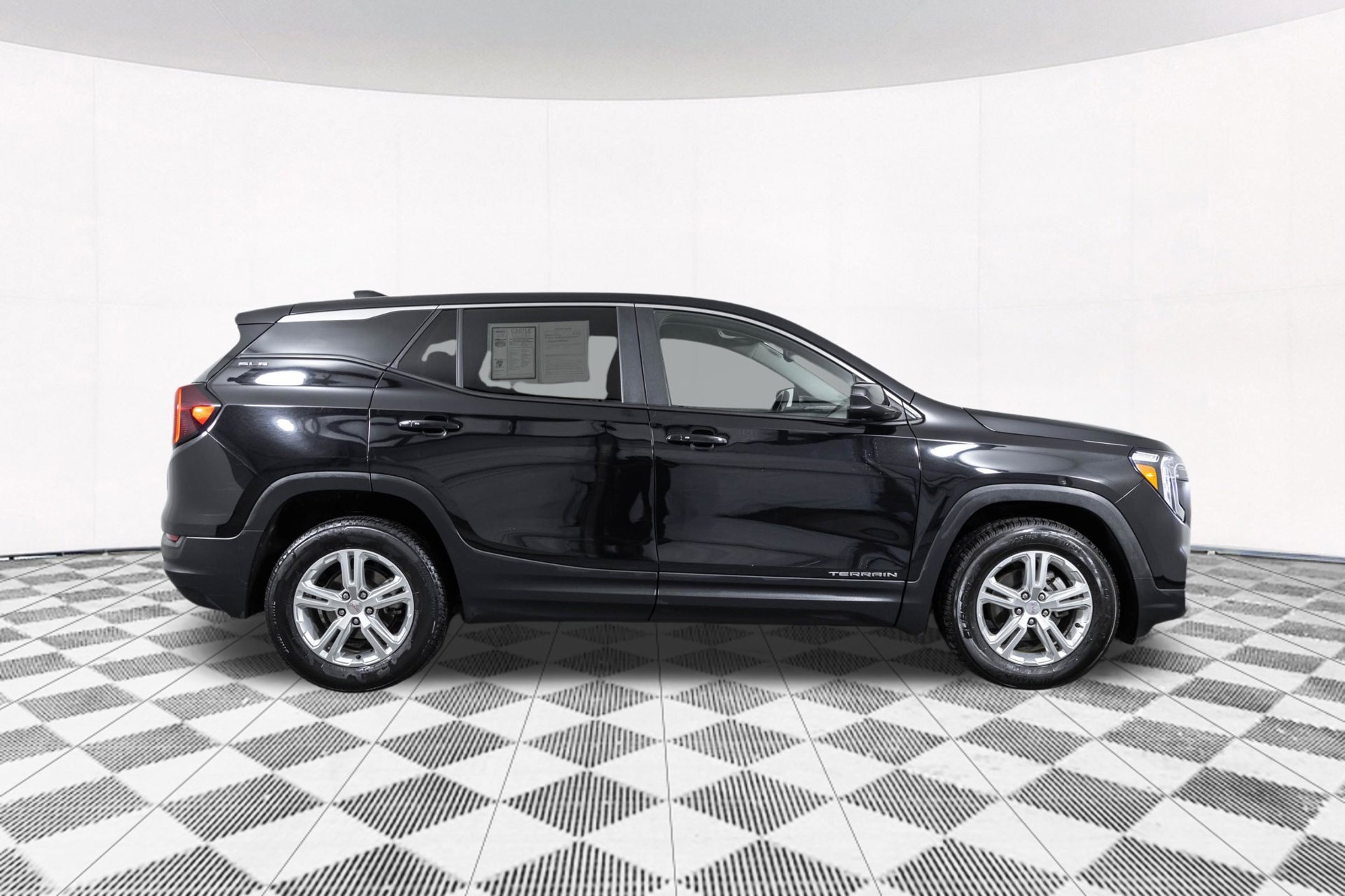 Used 2024 GMC Terrain SLE AWD/4WD image 19