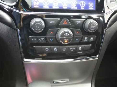 Used 2019 Jeep Grand Cherokee Altitude image 17