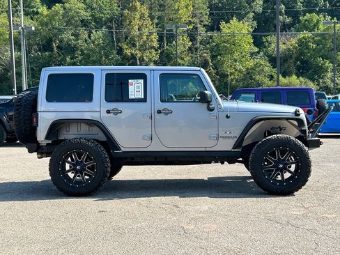 Used 2016 Jeep Wrangler Unlimited Sahara w/ Connectivity Group AWD/4WD image 3