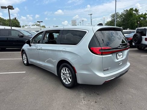 Used 2024 Chrysler Pacifica Touring-L FWD image 4