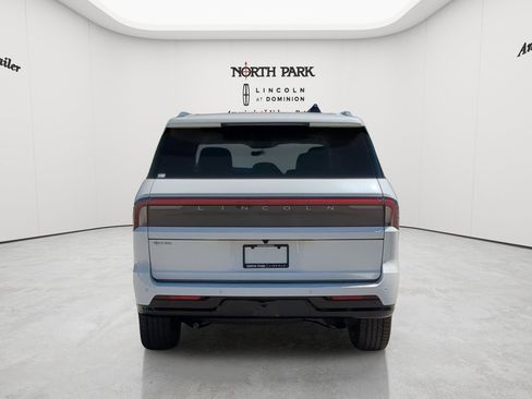 New 2026 Lincoln Navigator Premiere AWD/4WD image 4
