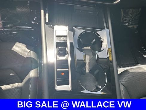 Used 2025 Volkswagen Atlas SE w/ Panoramic Sunroof Package FWD image 18